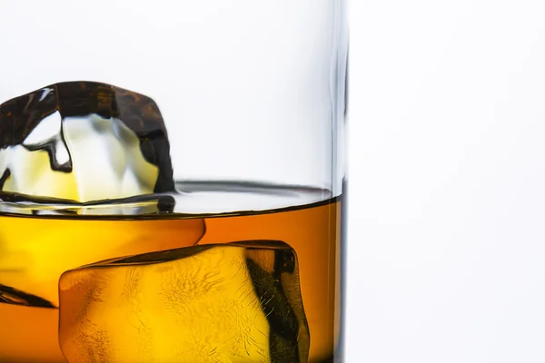 Whiskey ijsvrije glas close-up plaat geïsoleerd bourbon rotsen Schotland alcoholische geest (Tennessee) — Stockfoto