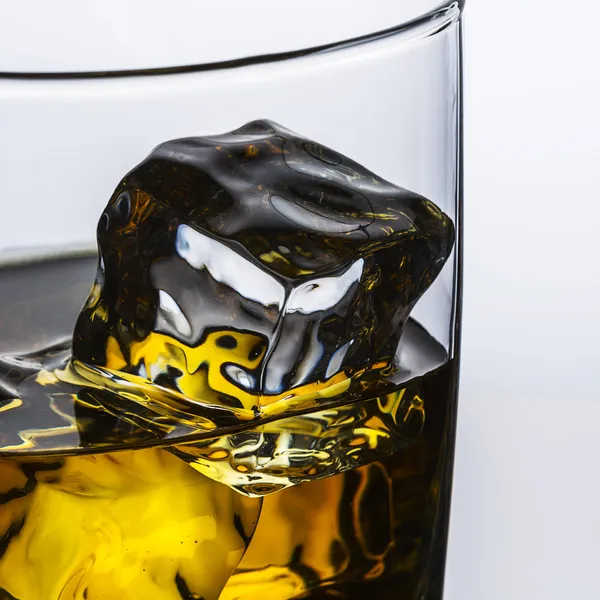 Виски без льда стеклянная пластина крупным пластинкой изолированные бурбон пород шотландский алкогольный спирт tennessee — стоковое фото
