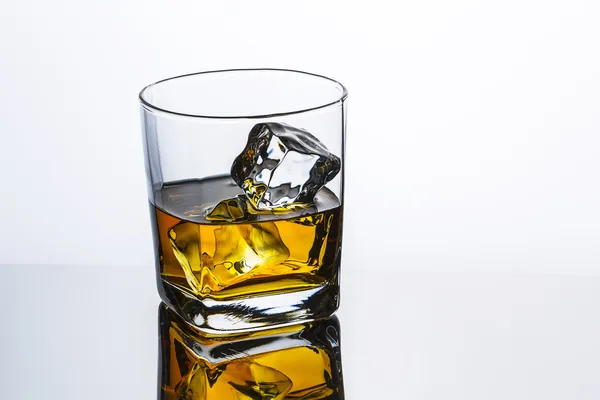 Whisky glas reflectie ijs drankje bourbon rotsen alcoholische alcohol Schotland geest tennessee — Stockfoto