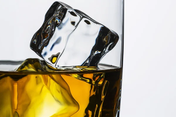 Whiskey ijsvrije glas close-up plaat geïsoleerd bourbon rotsen Schotland alcoholische geest (Tennessee) — Stockfoto