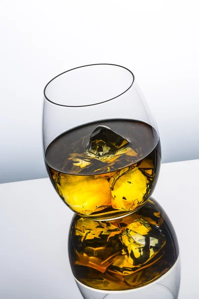 Viski cam yansıması buz içki burbon alkollü alkol kayalar İskoçya ruhu tennessee — Stok fotoğraf