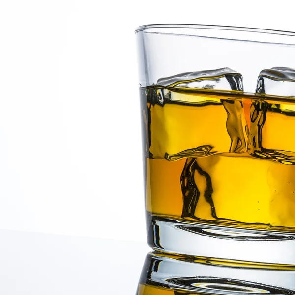 Whisky verre réflexion glace boisson bourbon roches alcool alcoolique écossais esprit tennessee — Photo