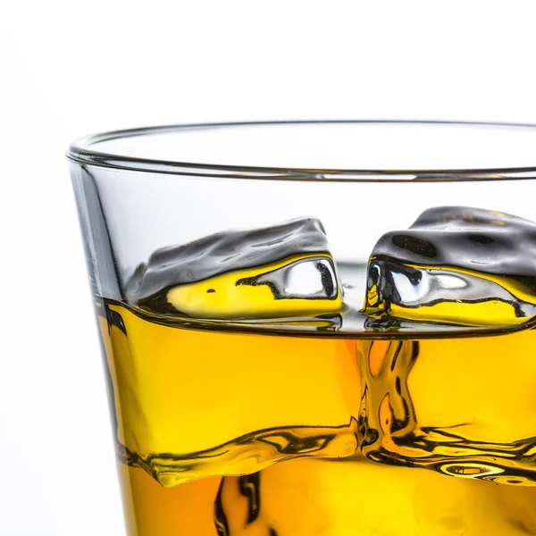 Whiskey ijsvrije glas close-up plaat geïsoleerd bourbon rotsen Schotland alcoholische geest (Tennessee) — Stockfoto