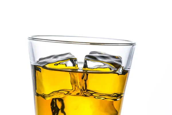 Whiskey hielo-libre de vidrio primer plano placa aislado bourbon rocas escocés alcohol tennessee —  Fotos de Stock