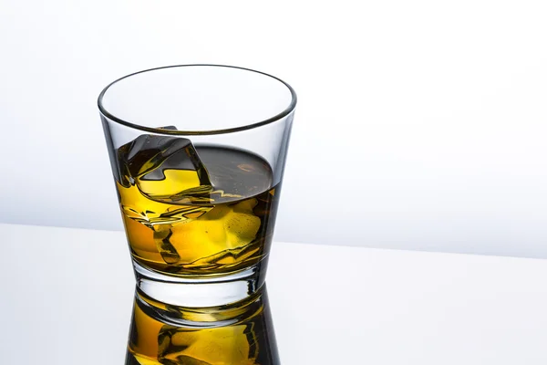 Whiskey glass reflection ice drink bourbon rocks alcoholic alcohol scotland spirit tennessee — Stock Photo, Image