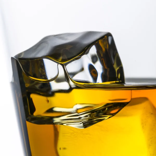 Whiskey ijsvrije glas close-up plaat geïsoleerd bourbon rotsen Schotland alcoholische geest (Tennessee) — Stockfoto