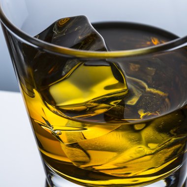 viski cam yansıması buz içki burbon alkollü alkol kayalar İskoçya ruhu tennessee