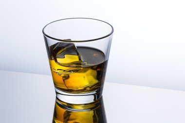 viski cam yansıması buz içki burbon alkollü alkol kayalar İskoçya ruhu tennessee
