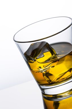 viski cam yansıması buz içki burbon alkollü alkol kayalar İskoçya ruhu tennessee