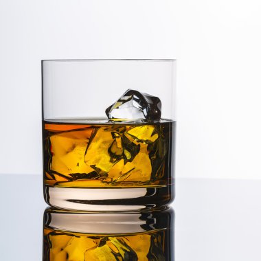viski cam yansıması buz içki burbon alkollü alkol kayalar İskoçya ruhu tennessee