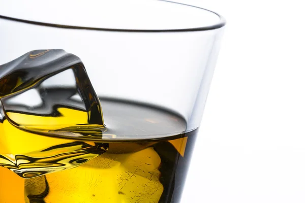 Whiskey ijsvrije glas close-up plaat geïsoleerd bourbon rotsen Schotland alcoholische geest (Tennessee) — Stockfoto