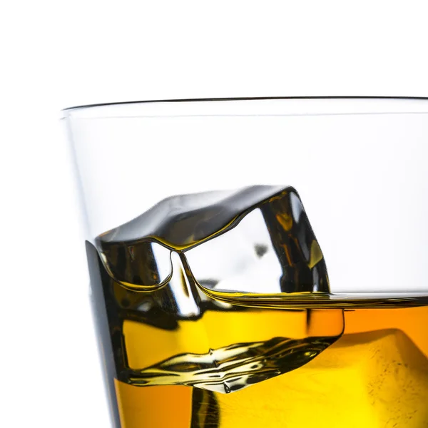 Whisky lodu szklane płytki szczegół na białym tle Burbon skały Szkocja alkoholowych ducha tennessee — Zdjęcie stockowe