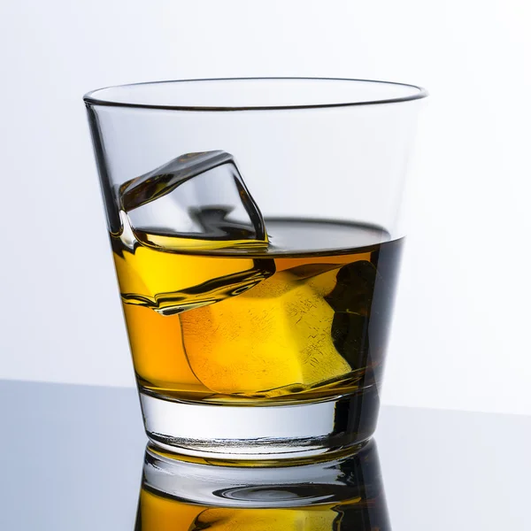 Whiskey glass reflection ice drink bourbon rocks alcoholic alcohol scotland spirit tennessee — Stock Photo, Image