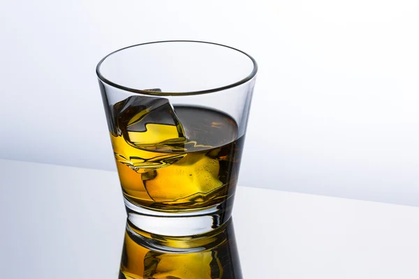 Whiskey sklo odraz ledový nápoj bourbon skály alkoholu alkohol Skotsko ducha tennessee — Stock fotografie