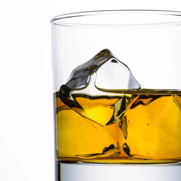 Whiskey ijsvrije glas close-up plaat geïsoleerd bourbon rotsen Schotland alcoholische geest (Tennessee) — Stockfoto