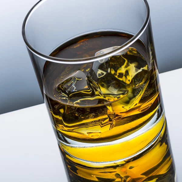 Whisky glas reflectie ijs drankje bourbon rotsen alcoholische alcohol Schotland geest tennessee — Stockfoto