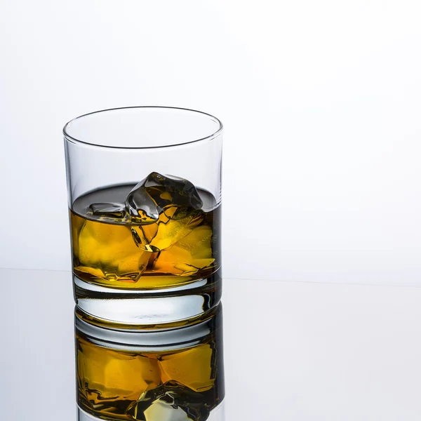 Whiskey glass reflection ice drink bourbon rocks alcoholic alcohol scotland spirit tennessee — Stock Photo, Image