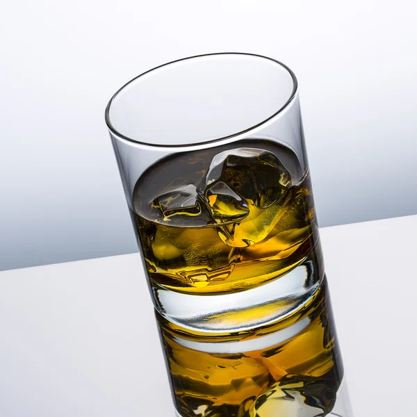 Whisky glas reflectie ijs drankje bourbon rotsen alcoholische alcohol Schotland geest tennessee — Stockfoto
