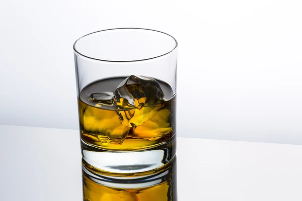Ουίσκι γυαλί αντανάκλαση πάγου ποτό bourbon βράχια αλκοόλ αλκοολούχα Σκωτία πνεύμα tennessee — Φωτογραφία Αρχείου