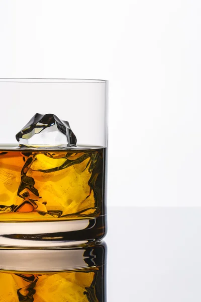 Whisky glas reflectie ijs drankje bourbon rotsen alcoholische alcohol Schotland geest tennessee — Stockfoto