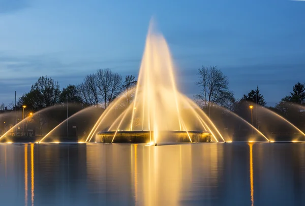 Europaplatz Aken fontein rotonde Europa high-rise fonteinen water blauwe uur nacht — Stockfoto