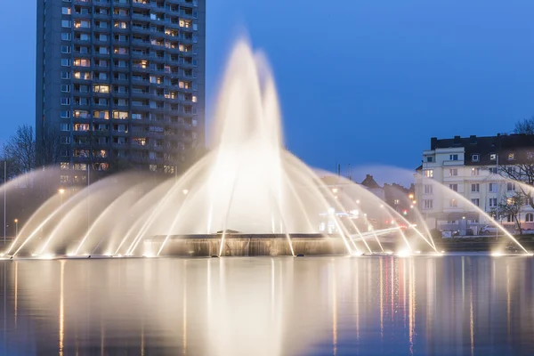 Europaplatz aachen fontaine rond-point Europe fontaines de grande hauteur eau bleu heure nuit — Photo