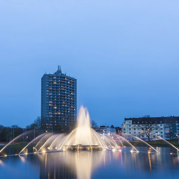 Europaplatz aachen fontaine rond-point Europe fontaines de grande hauteur eau bleu heure nuit — Photo