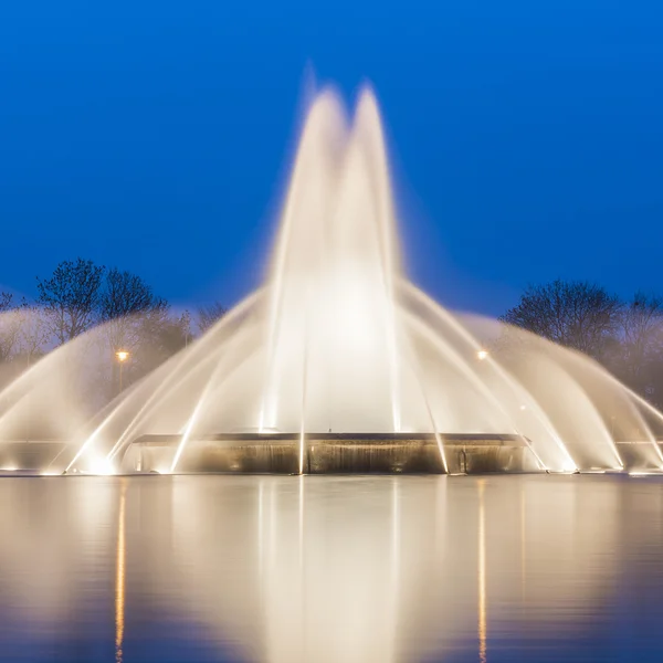 Europaplatz Aken fontein rotonde Europa high-rise fonteinen water blauwe uur nacht — Stockfoto