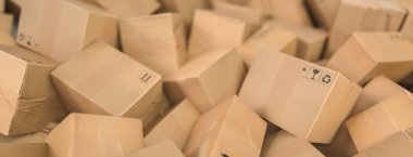 Dağıtım depo, paket nakliye, nakliye Ulaştırma, lojistik ve teslimat kavramı, karton kutular ve paketler yığını ile arka plan