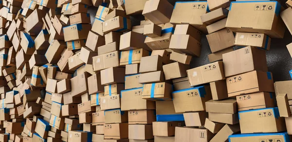 Wiele Pudełek Pudełek Kartonowych Ułożonych Stosy Przenosi Się Dostawy Logistyka — Zdjęcie stockowe