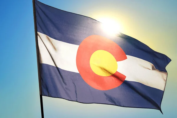 Bandeira Estado Colorado Dos Estados Unidos Acenando Vento Frente Sol — Fotografia de Stock
