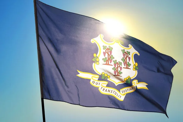 Connecticut Stát Vlajky Spojených Států Vlnící Větru Před Sluncem — Stock fotografie