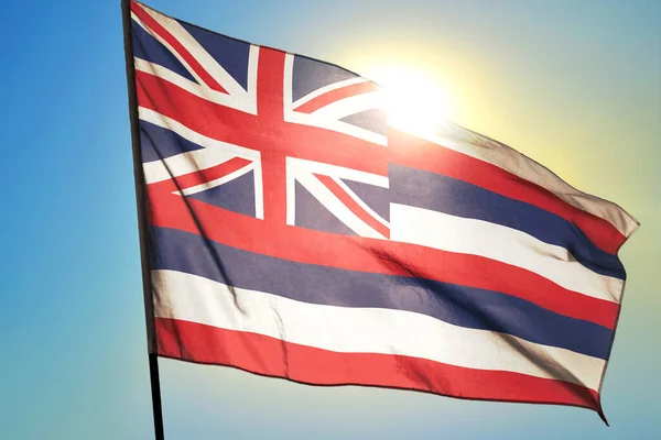Флаг Штата Гавайи Размахивающий Ветру Перед Солнцем — стоковое фото