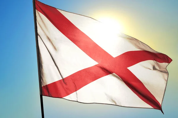 Estado Alabama Bandeira Dos Estados Unidos Acenando Vento Frente Sol — Fotografia de Stock
