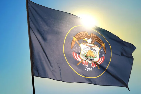 Estado Utah Estados Unidos Bandera Ondeando Viento Frente Sol — Foto de Stock