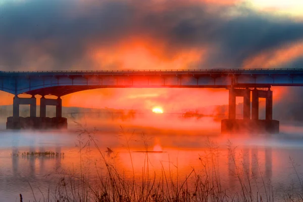 Lever de soleil rouge brumeux — Photo