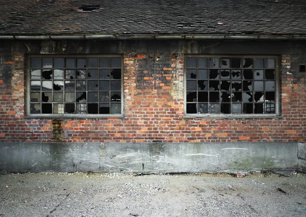 깨진된 유리창으로 벽돌 벽 — 스톡 사진