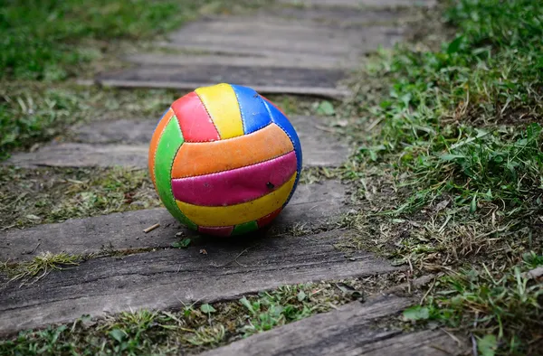 Velho voleibol usado — Fotografia de Stock
