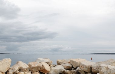 fırtınalı bulutlar deniz ve adalar üzerinde
