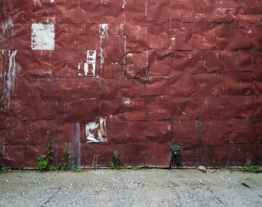 eski perçinli metal duvar çakıl kat ile