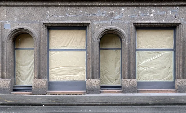 Alter verwitterter geschlossener Laden — Stockfoto