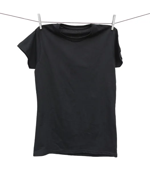 Schwarzes T-Shirt hängt an der Wäscheleine Stockbild