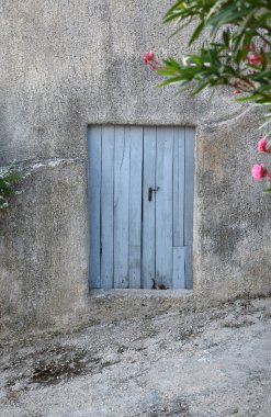 eski cephe üzerinde eski mavi kapı