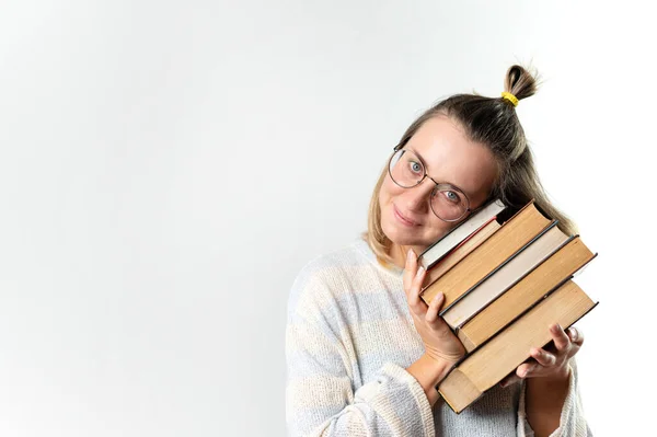 Jovem estudante feliz segurando livros pelo rosto — Fotografia de Stock