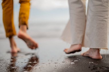 Kumsalda yürürken birkaç adım. Yüksek kalite fotoğraf. Bulutlu hava.