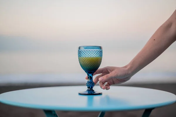 Bicchiere Cocktail Sul Tavolo Spiaggia Una Mano Ragazze Che Prende — Foto Stock