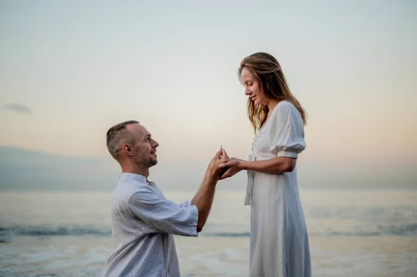 Hombre Yong Haciendo Una Propuesta Matrimonio Una Playa Atardecer Con — Foto de Stock