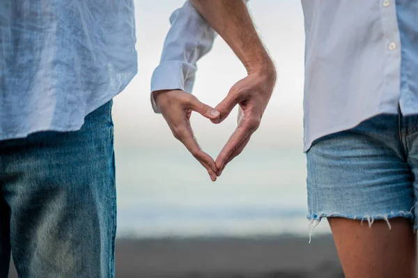 Young Couple Holding Hands Heart Shape Beach Sunset — Stock Photo, Image