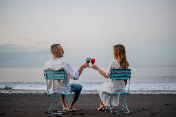 Young Couple Sitting Beach Sunset Drinking Wine Out Glass High — Stock Photo, Image