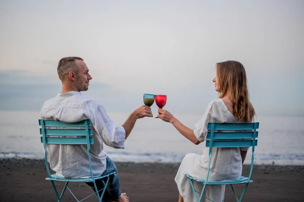 Young Couple Sitting Beach Sunset Drinking Wine Out Glass High — Stock Photo, Image